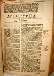 The first page of the Apocrypha section of the King James Version of the Bible, showing the incipit of the First book of Esdras.